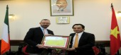 Trao tặng Bằng khen cho Đại sứ Cộng hòa Ai -len tại Việt Nam và Cơ quan Viện trợ Ai-len
